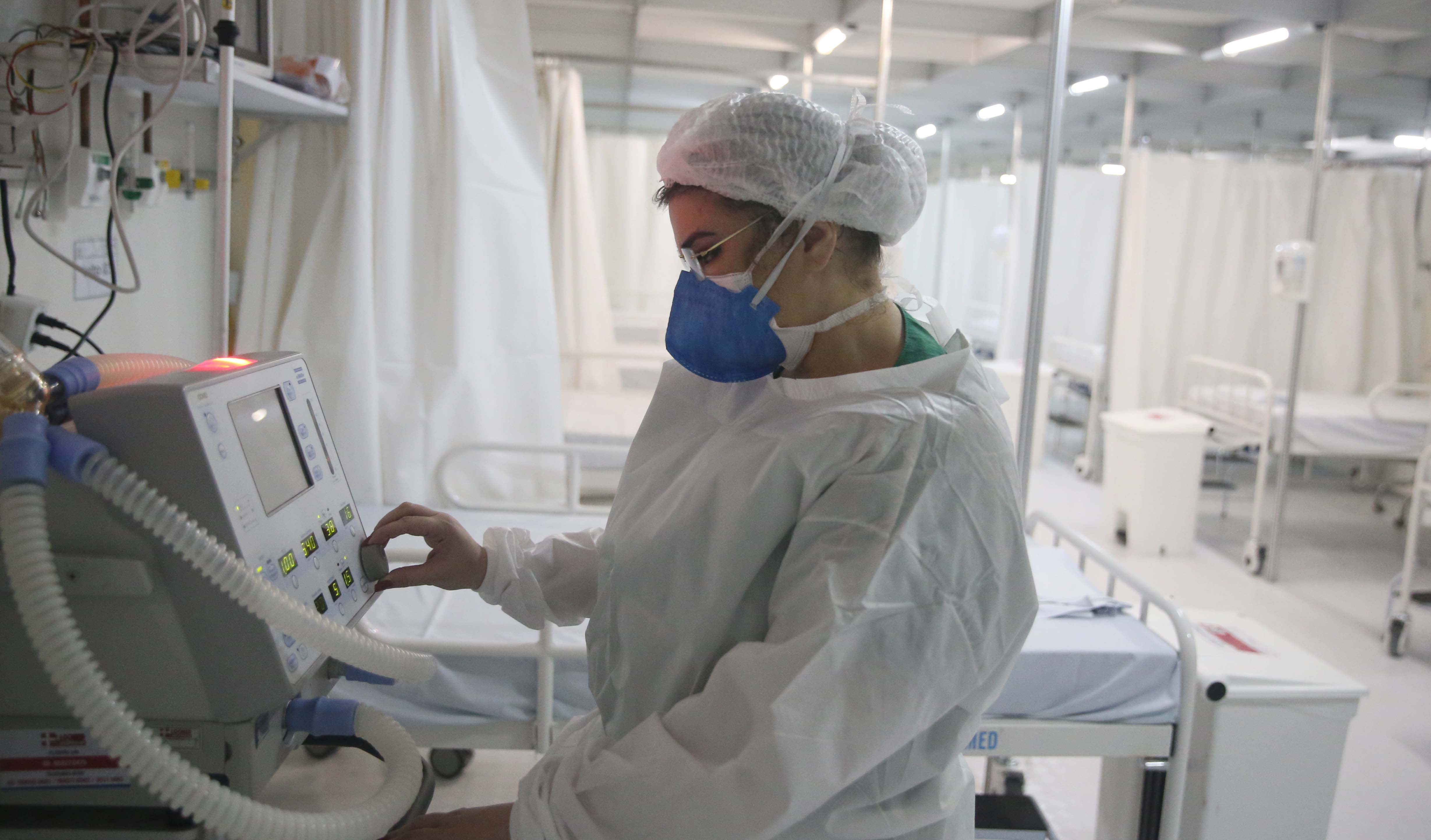 enfermeira usando epis ao lado de um leito dentro da upa